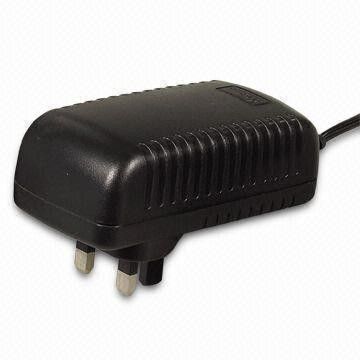 Reise-Stromadapter, Schaltnetzteil mit Ein-Outputniveau